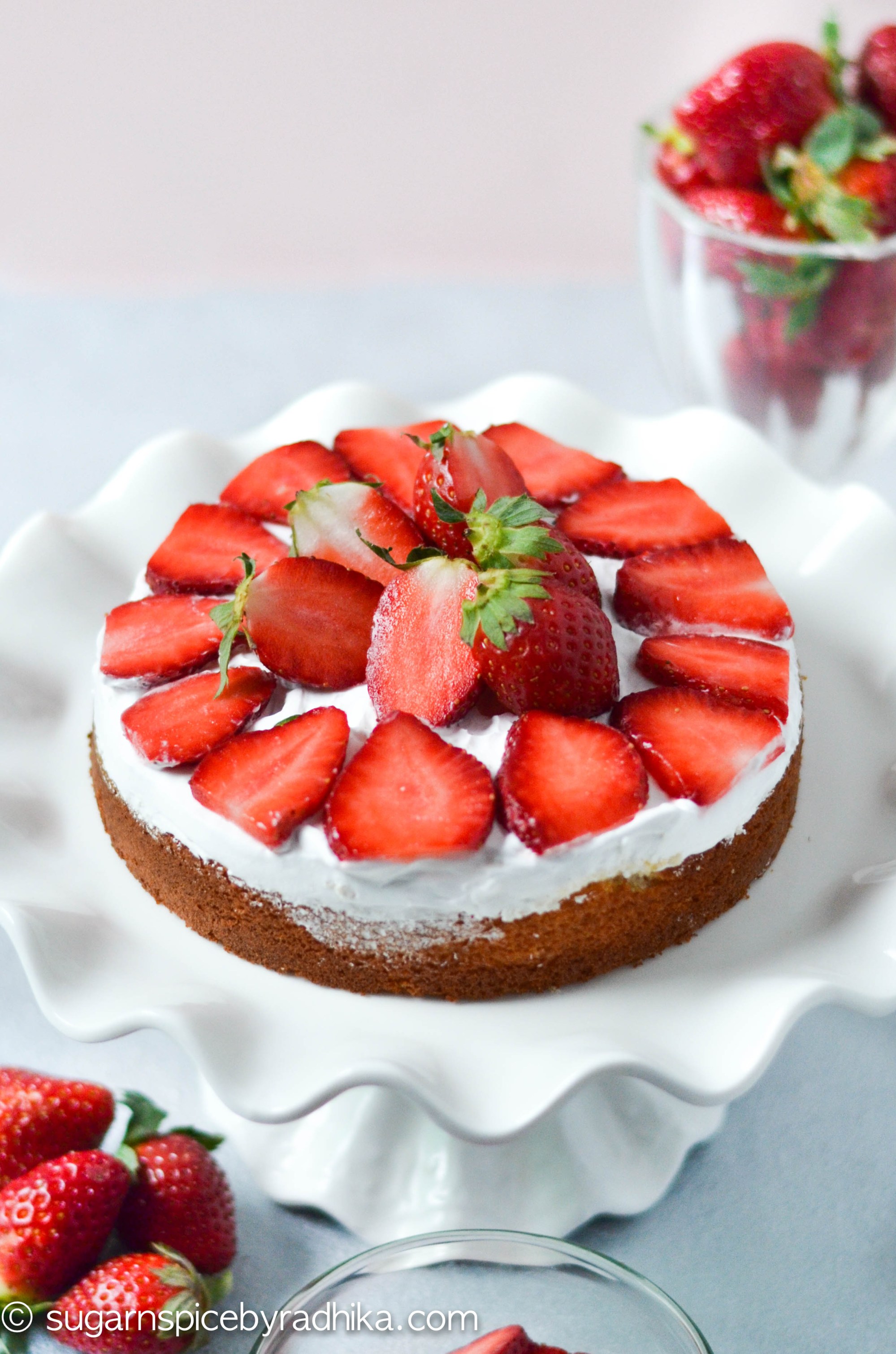 Strawberry Cream Cake (eggless)