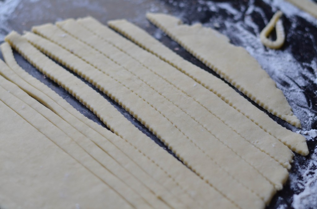 How to make a Lattice Pie Crust - Here is the easiest way to make a traditional and buttery lattice pie to welcome this winter festive season.