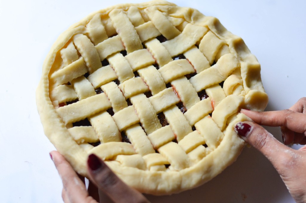 How to make a Lattice Pie Crust - Here is the easiest way to make a traditional and buttery lattice pie to welcome this winter festive season.